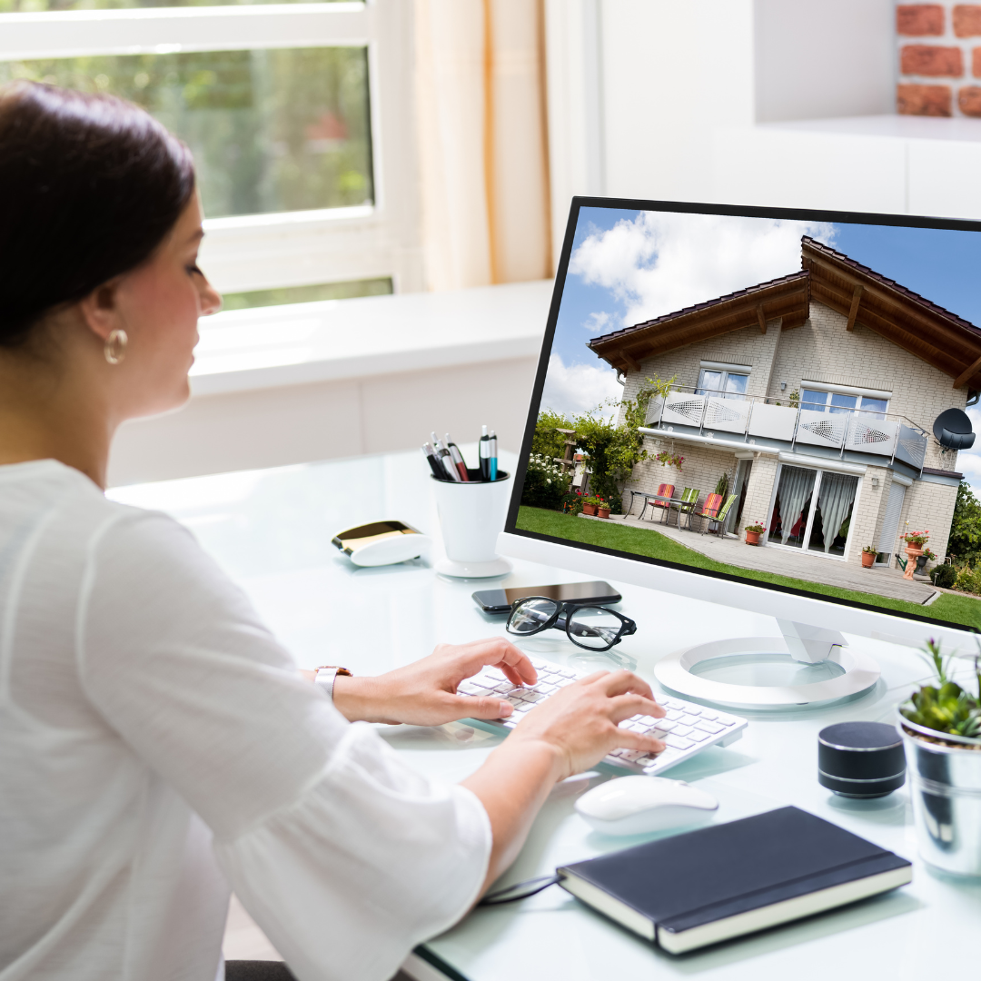 Femme analysant un bien immobilier en ligne, représentant la recherche pour un investissement locatif.