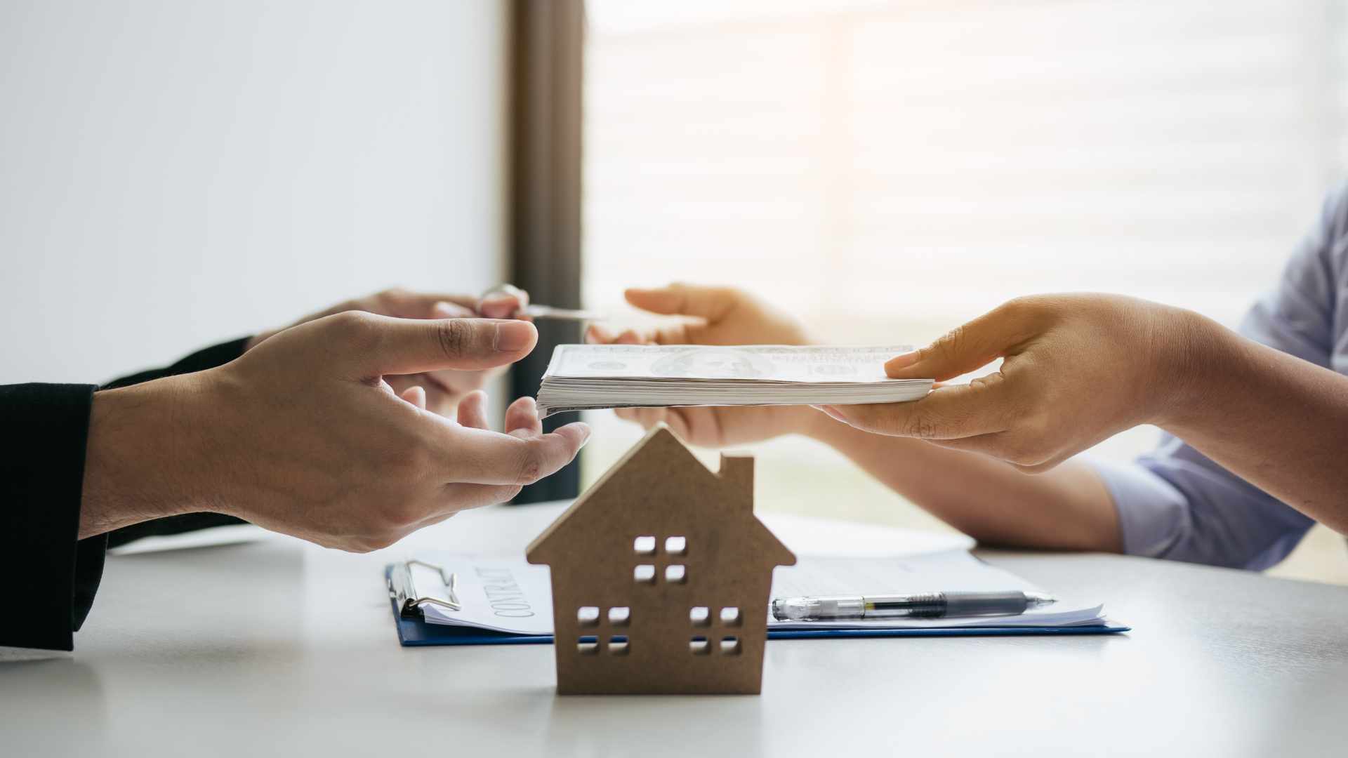 Échange entre un locataire et un propriétaire avec un contrat immobilier, état des lieux