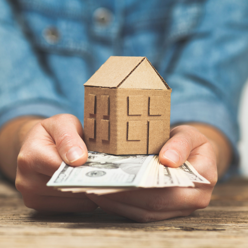 premier achat investissement locatif symbolisé par une maison en carton et de l'argent